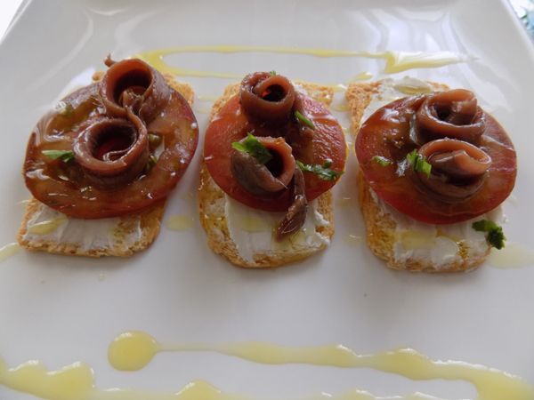 canapés de anchoas con tomate