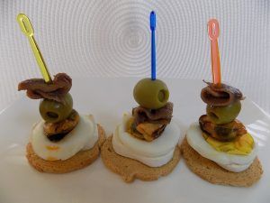 Canapés de Anchoas con Queso