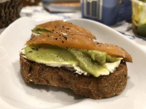 Canapés de Aguacate y Salmón