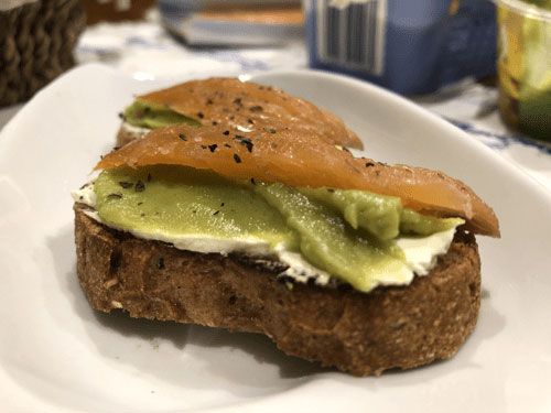 Canapés de Aguacate y Salmón