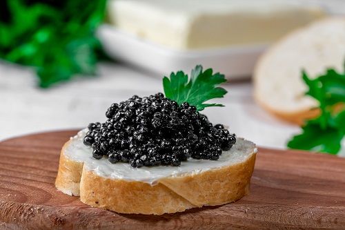 canapés con caviar